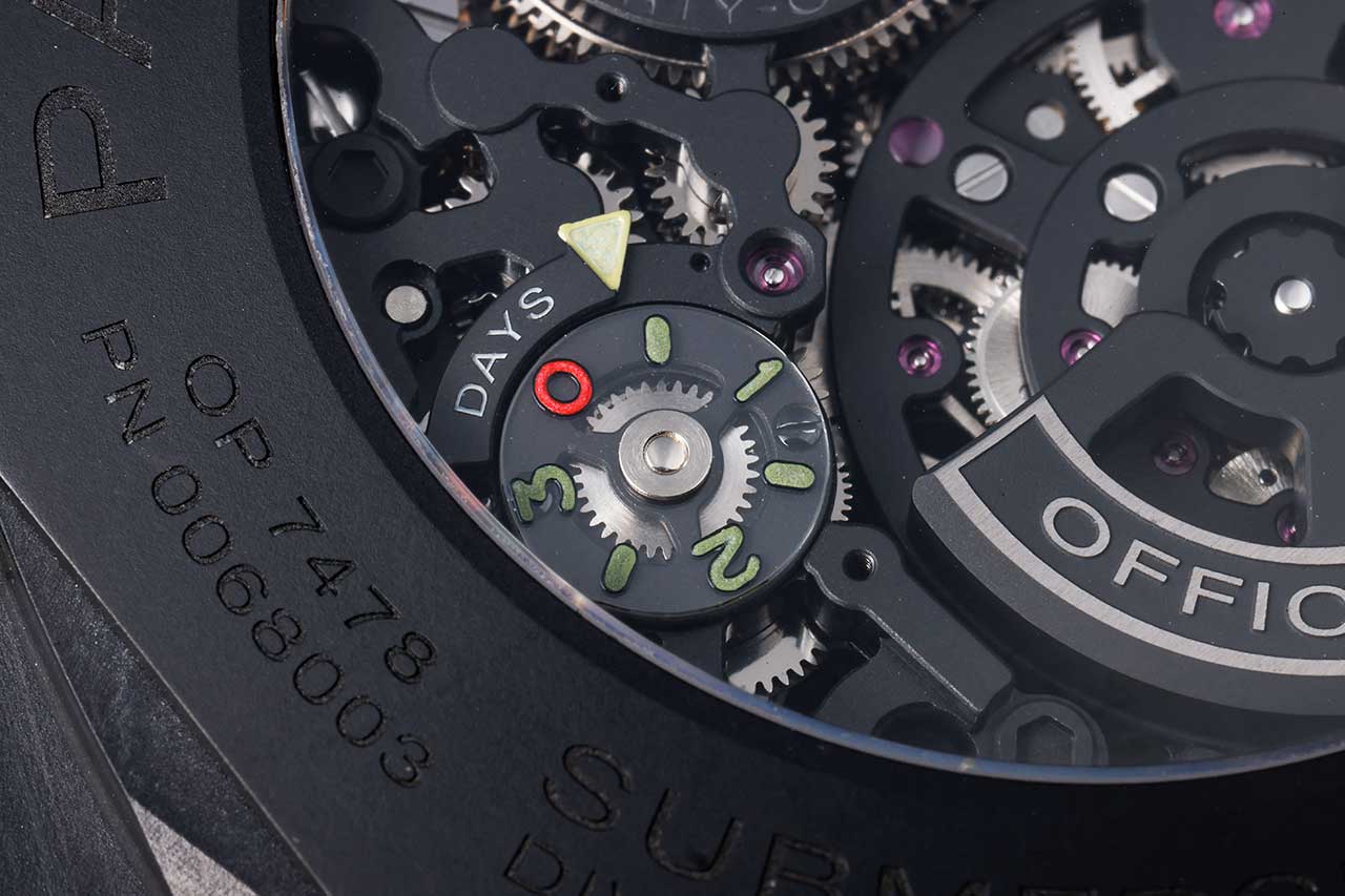 画像: 裏側にあるパワーリザーブインジケーター。残りの駆動時間を日数で直感的に把握できる仕様