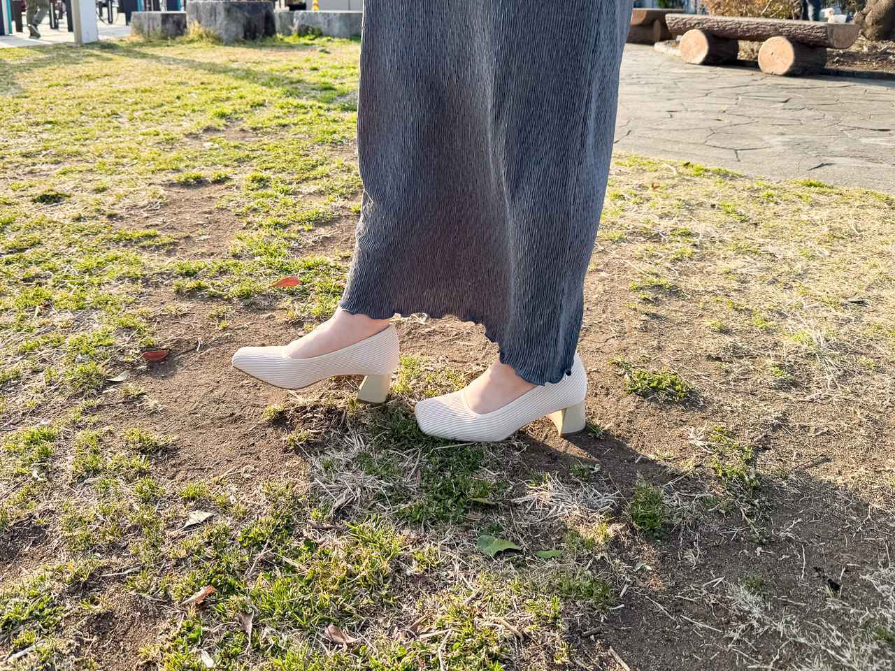 画像: 春の白パンプス、最適解は「Monroe」なのか? 歩きやすさと気になるケア方法を検証! - singles (シングルス) - “おひとりさま”にフォーカスした情報サイト