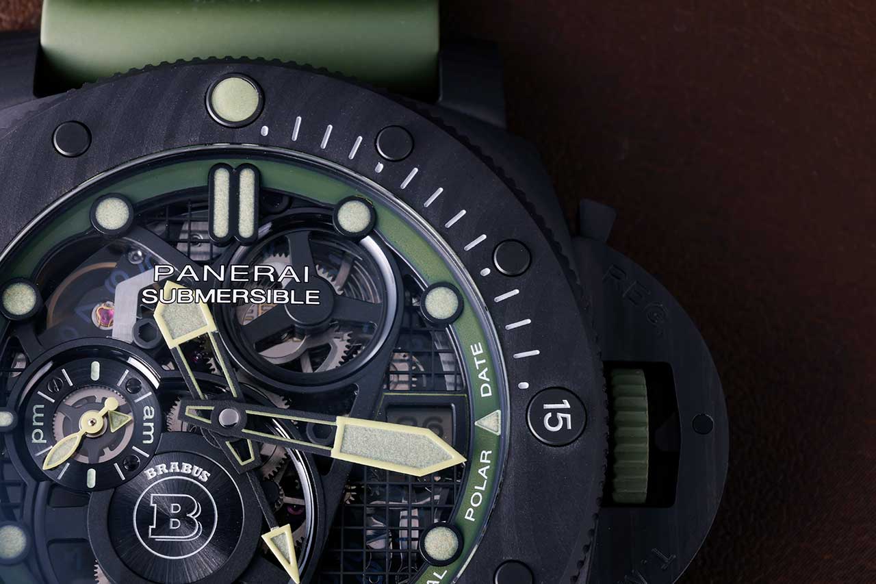 画像: 逆回転防止ベゼルと0〜15分刻みのダイビングスケール