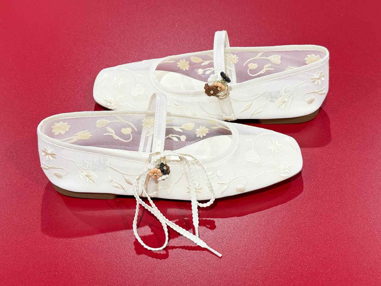 画像: もともとまとまっている方のチャームは、ストラップの金具部分に引っかけてみました