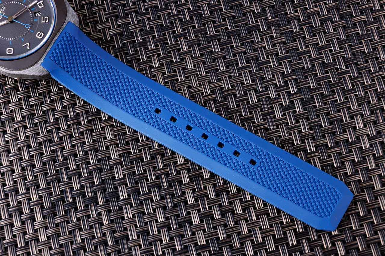 画像: ブルーのストラップがモダンな印象を加速させる