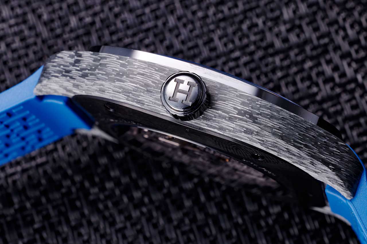 画像: リューズにはブランドを象徴する“H”の刻印