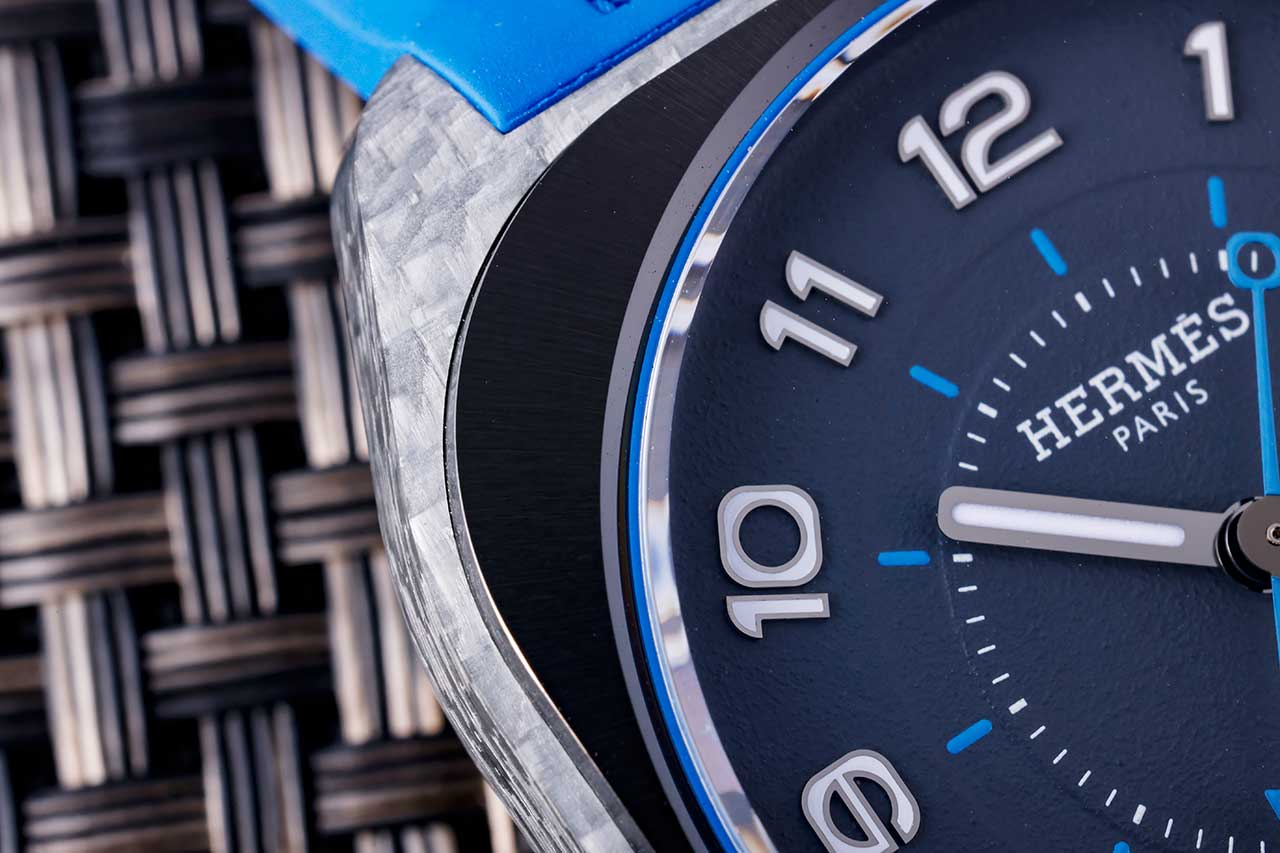 画像: ブラックセラミックベゼルが外装にメリハリを与えている