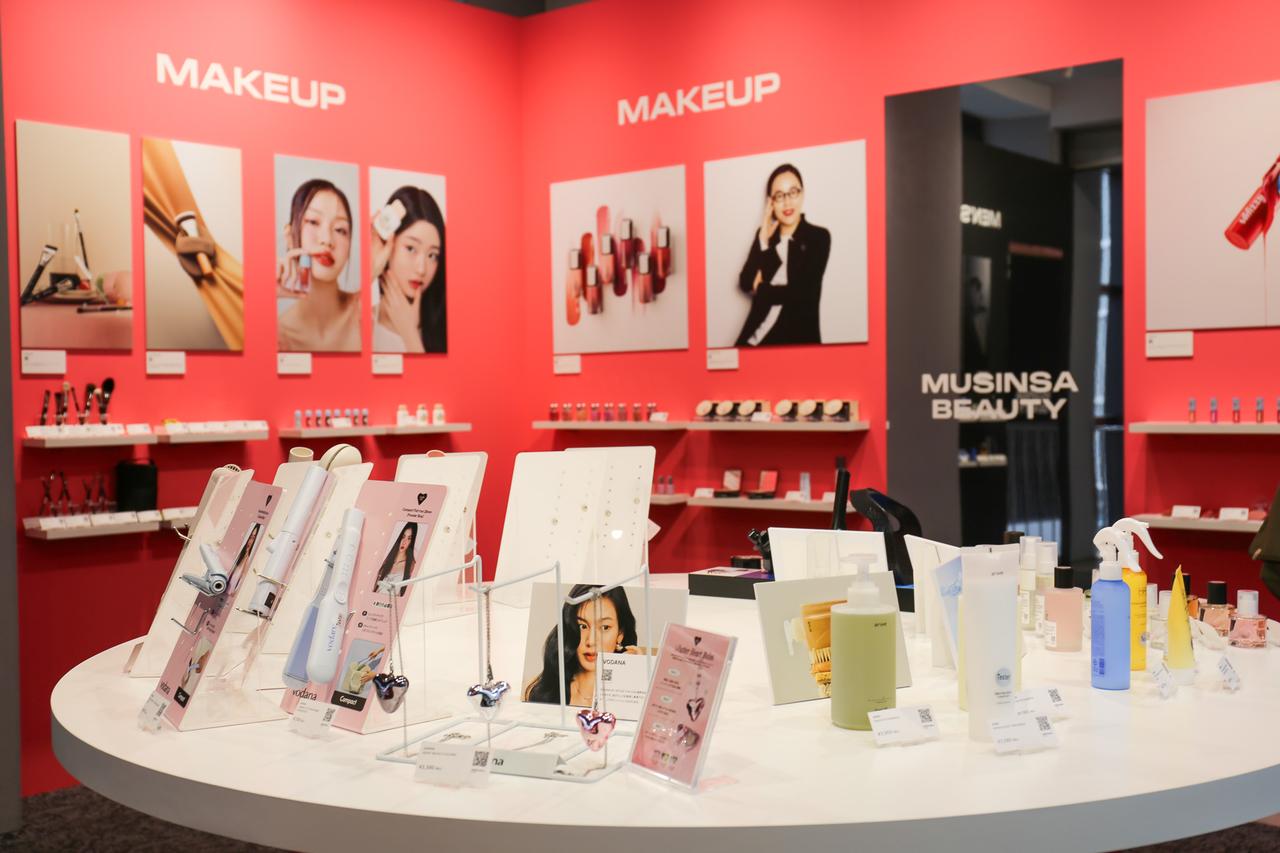 画像: メイクアップアイテムだけでなく、ヘアアイロンまで！