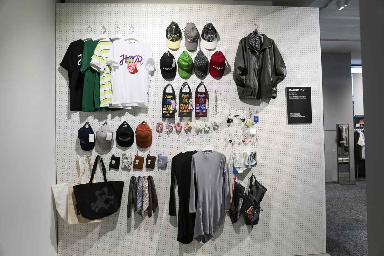 画像: ポーチやスカーフ、チャームなどから……