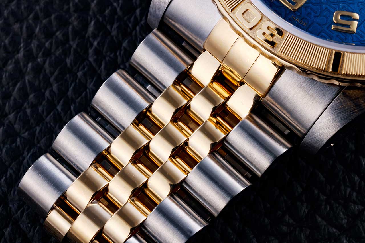 画像: しなやかな装着感が魅力のジュビリーブレスレットを採用