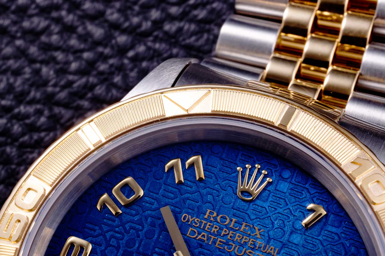 画像: サンダーバード特有の回転ベゼル