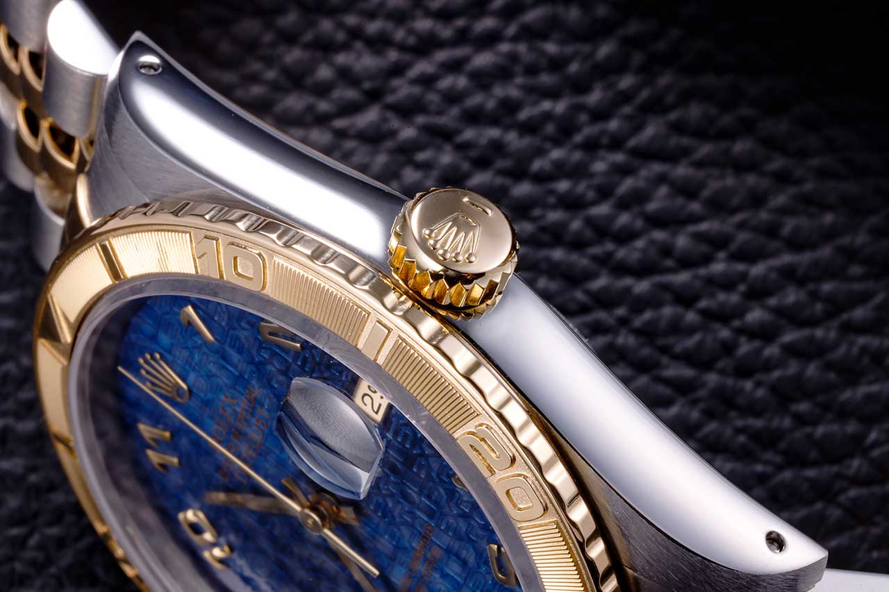 画像: コンビネーションモデルらしく、リューズもゴールド仕様