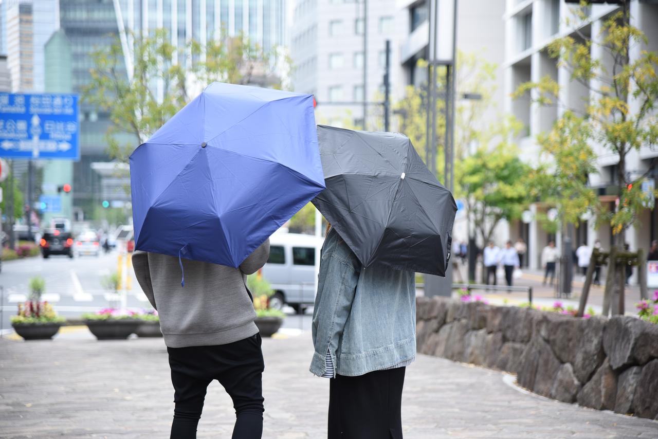 画像: 去年から日傘ヘビーユーザーになったsingles編集部の2人