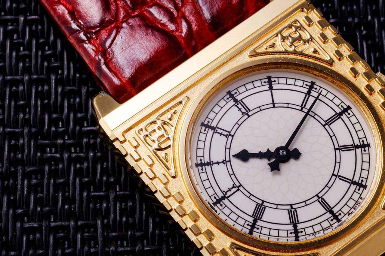 画像: 本家ビッグ・ベンを彷彿とさせるケースの彫り込み