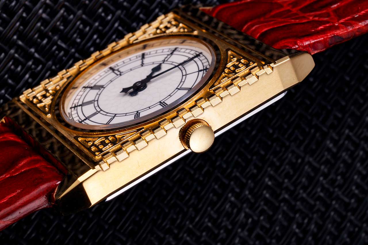 画像: 非常に小ぶりなリューズ