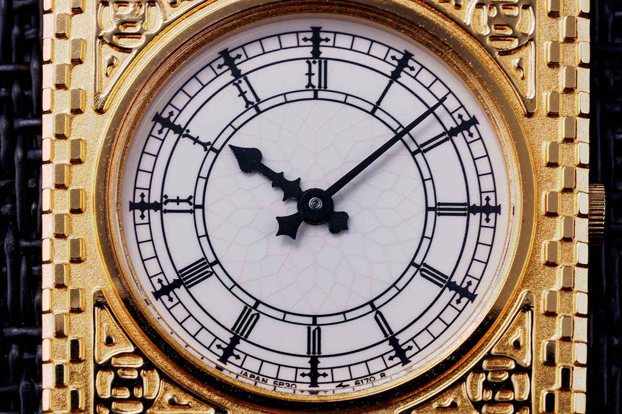 画像: ビッグ・ベンを想起させる、建築的な文字盤デザイン。中央の意匠もまさに時計塔そのものだ