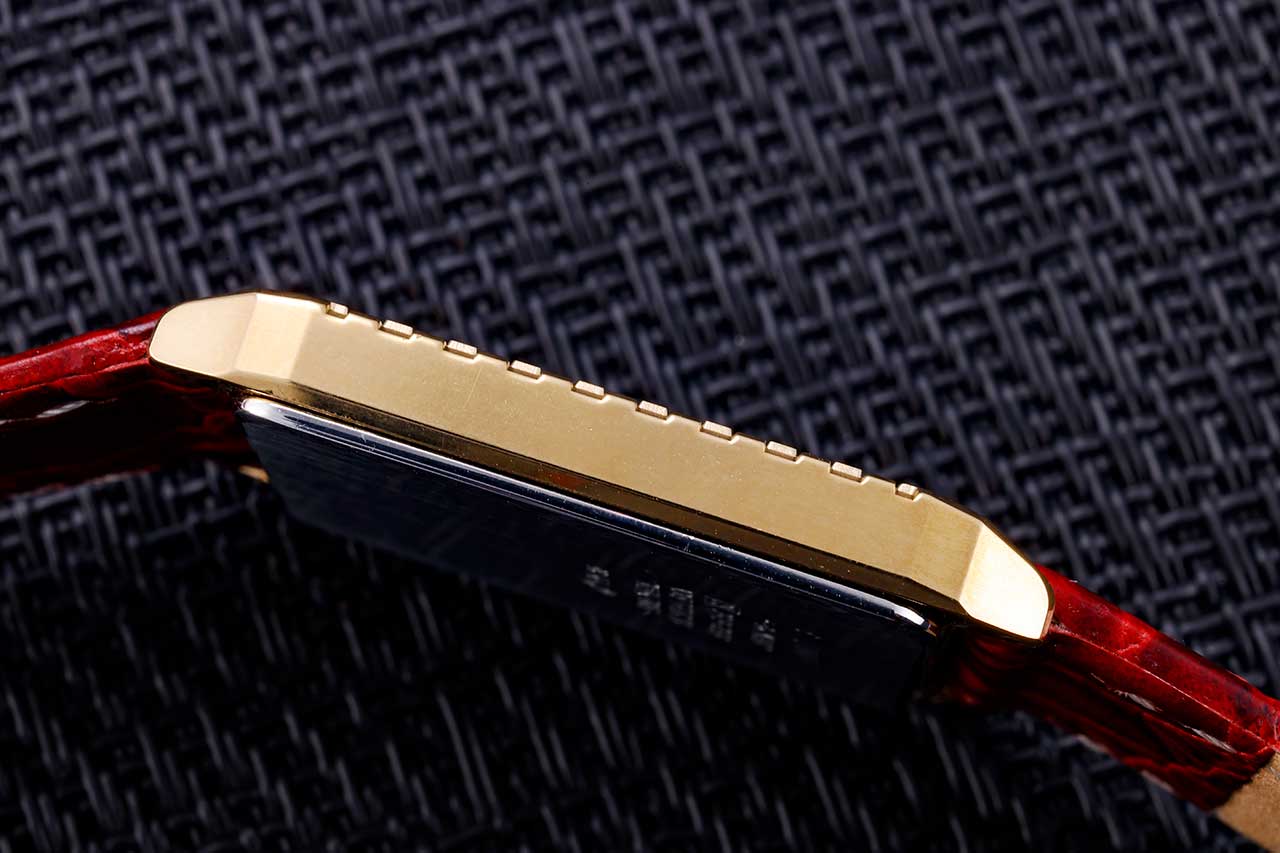 画像: 薄型に仕上げられたケースフォルム