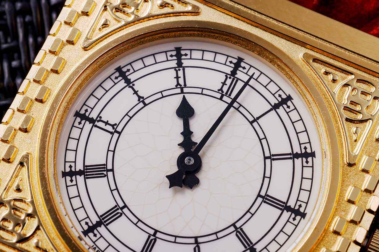 画像: シンプルな2針構成。クオーツモデルでは細身の針が多い中、本モデルは存在感のある造形となっている