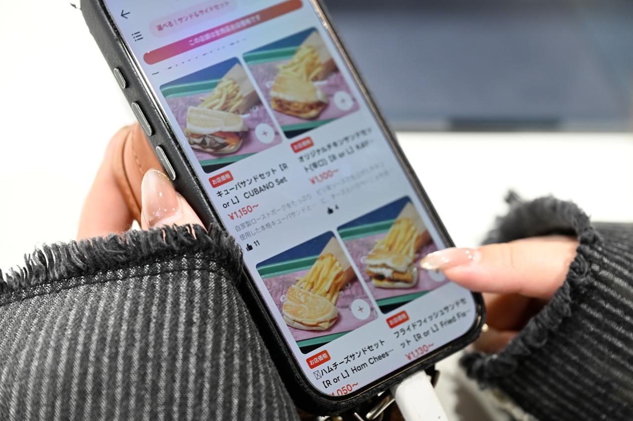 画像: どれにしようか悩む〜！ 実店舗だと早く決めなきゃと焦りがちですが、ゆっくり悩めるのもフードデリバリーの利点ですね！