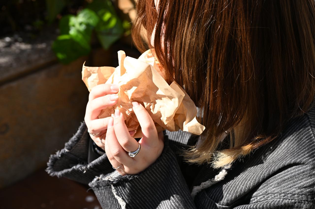 画像: 外で食べるキューバサンド、最高すぎる！