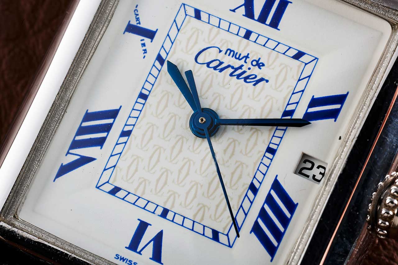 画像: 文字盤には“must de Cartier”のロゴ。80〜90年代らしいディテールのひとつ