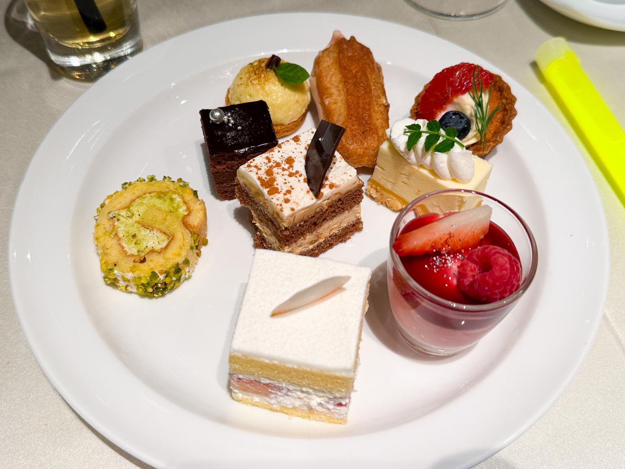 画像: スイーツもたくさん食べてきました! お皿に乗りきるか心配だったんですが、スタッフの方が「乗せます!」とたくさん乗せてくれました(笑)