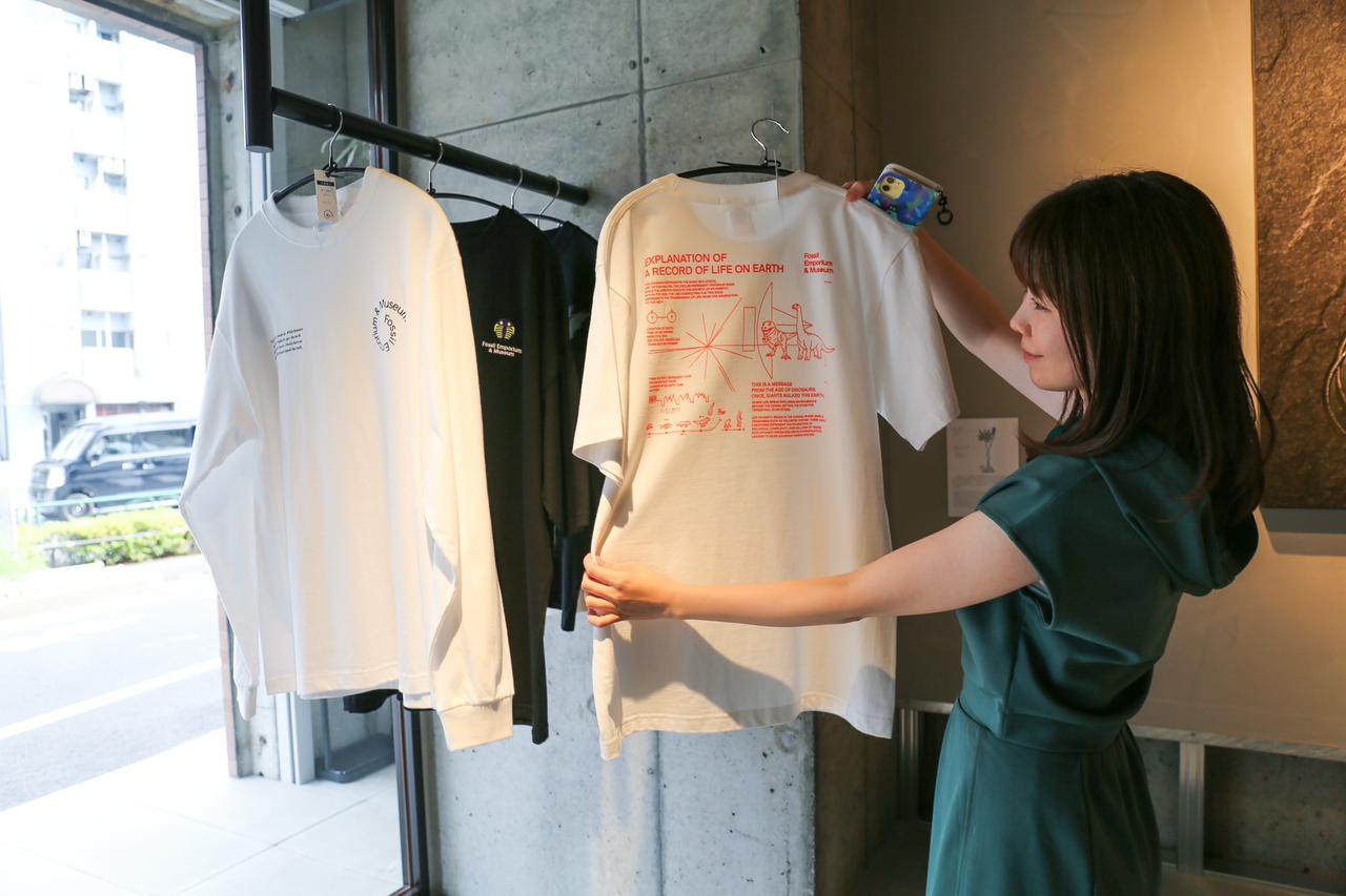 画像: Tシャツに恐竜の絵柄が！