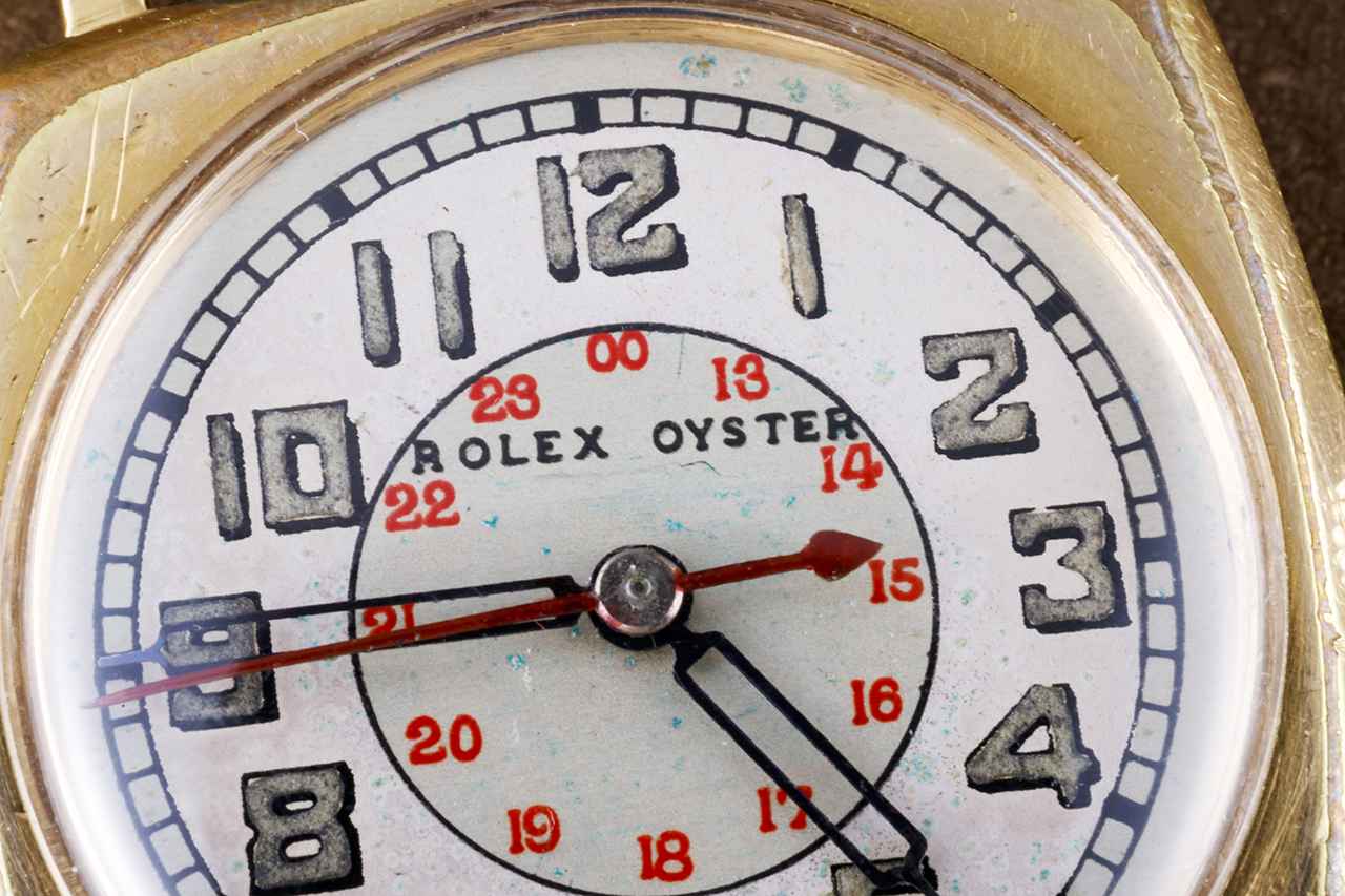 画像: 「ROLEX」「OYSTER」の表記が並ぶ特徴的なダイヤルデザイン。内周にはマジェスティックダイヤルを採用