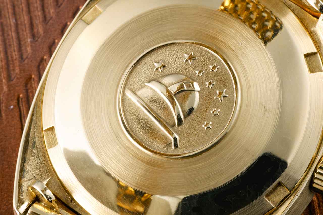 画像: 裏蓋には天文台と星々を描いたレリーフを配置。高精度を追求してきたオメガの歴史を物語っている