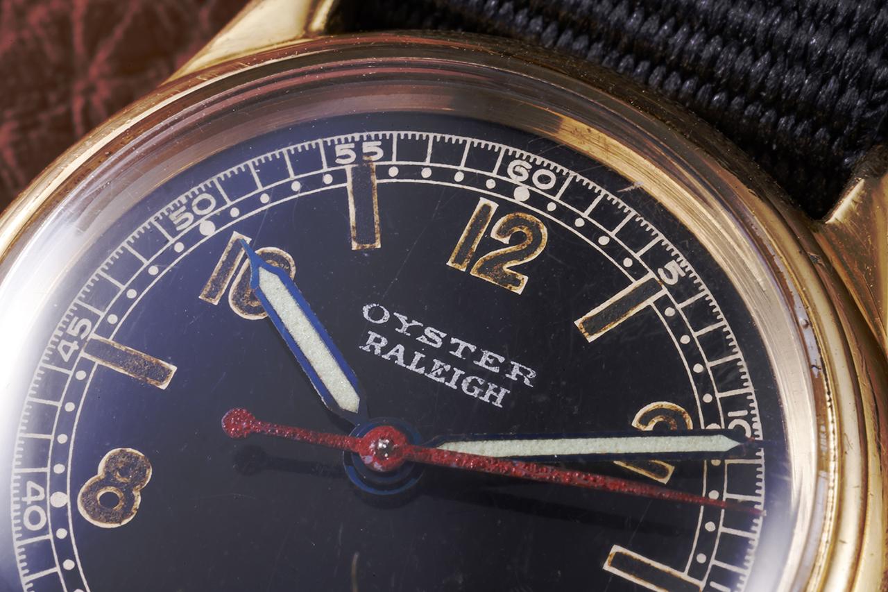 画像: 12時位置には「OYSTER RALEIGH」のロゴを配置。ロレックスとは異なるブランド名が、この時計の歴史を物語る