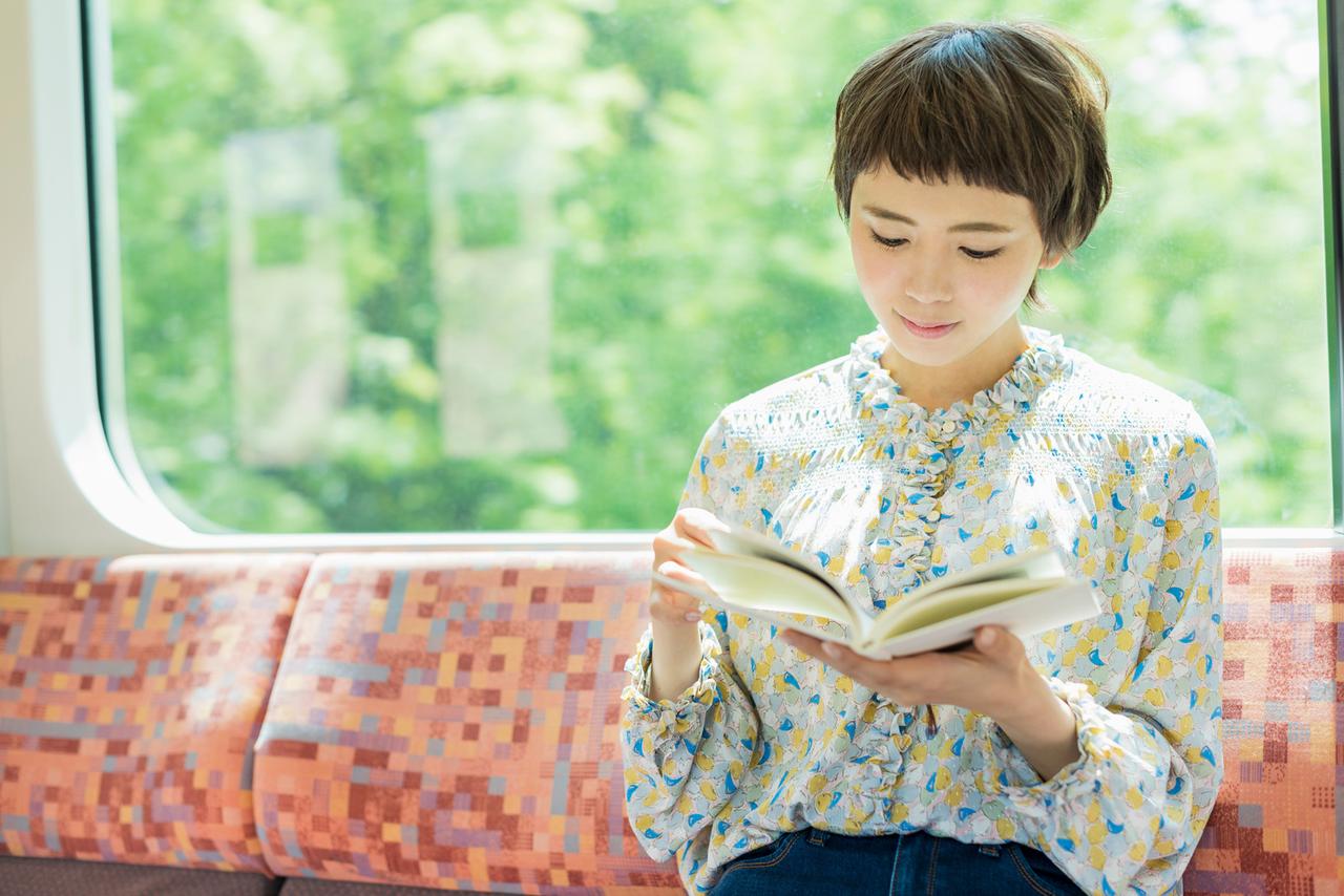 画像: 【11月のブックガイド】通勤や旅行のお供に! 移動中に読める短編小説5選 - singles (シングルス) - “おひとりさま”にフォーカスした情報サイト