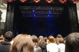 画像: ヴァイオレットは悲しい。観客は楽しみ。