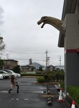 画像: 建物から出てきた丹波竜に驚く生田晴香