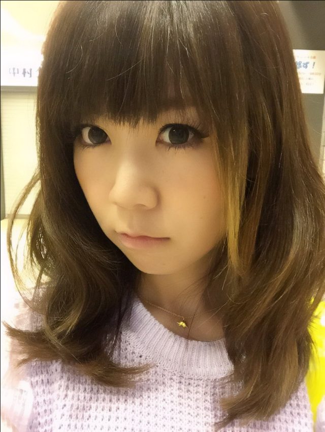 画像: いきなりですが生田晴香の自撮りです。ネックレスは剣竜類の恐竜です。