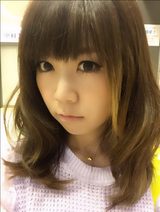 画像: いきなりですが生田晴香の自撮りです。ネックレスは剣竜類の恐竜です。