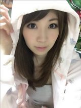 画像: 恐竜パジャマを着た生田晴香