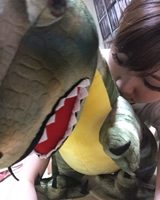 画像: 恐竜抱き枕に襲いかかる生田晴香
