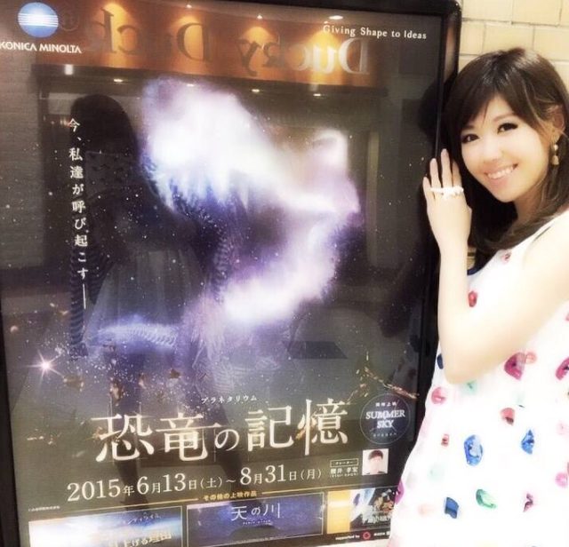 画像: ポスターと生田晴香。