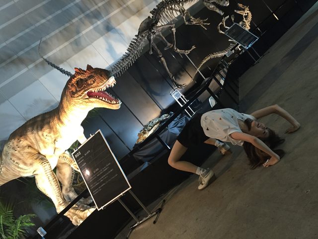 画像: アロサウルスのロボットと生田晴香