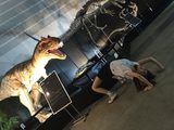 画像: アロサウルスのロボットと生田晴香