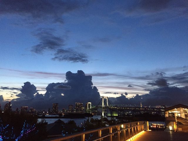 画像: 夕方、イリュージョンドームからの外の眺め
