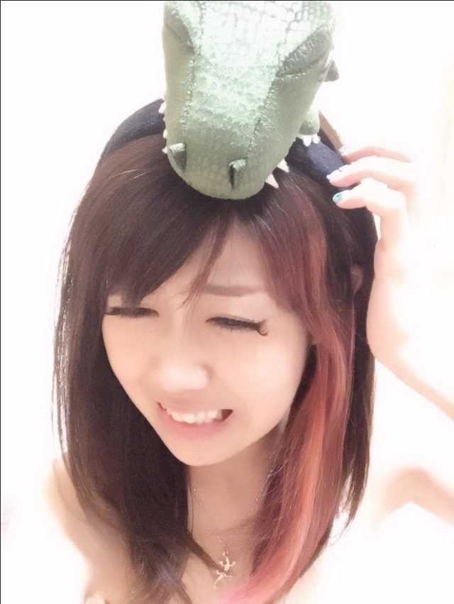 画像: 秋なので赤メッシュを入れました。とみせかせて実は頭の上の恐竜にかじられての血…という設定です。
