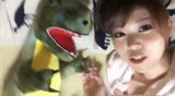 画像: おやすみモードの生田晴香。恐竜の抱き枕と共に。