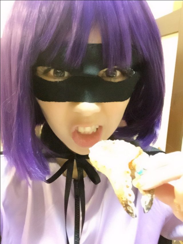 画像: びっくりしている図。ヒットガールのコスプレをした生田晴香。