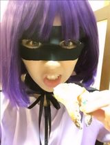 画像: びっくりしている図。ヒットガールのコスプレをした生田晴香。