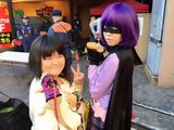 画像: ハロウィンイベントでは映画「キックアス」のヒットガールとなって爬虫類と戯れていました。