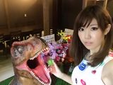 画像: カプセルを飲み込んでくれる恐竜