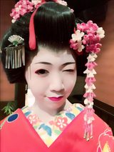 画像: 日本人のお正月らしく和です。舞妓、生田晴香です。