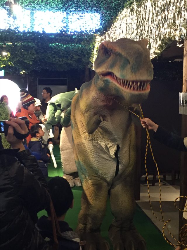 画像: 引っ張られるユタラプトル。お腹は怪我でもしたのでしょうか。まさか人間に?!