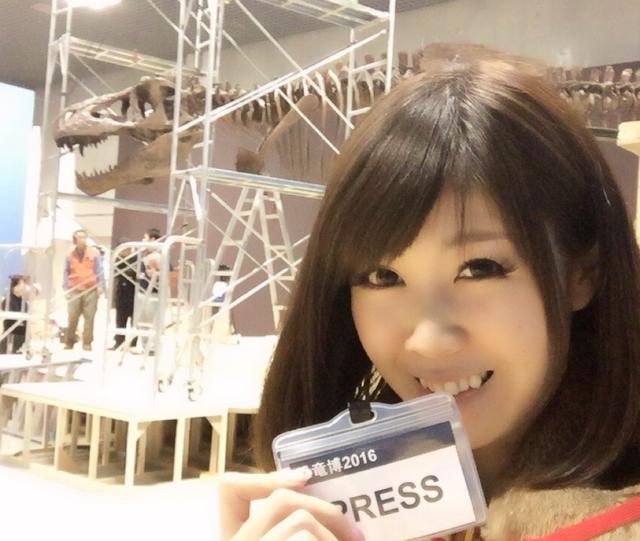 画像: ティラノサウルス組み立て作業中に生田晴香