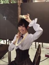画像: 持っているのはワニのレプリカ。