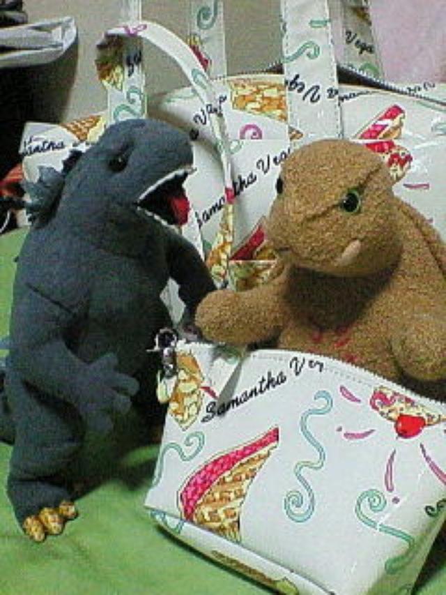 画像: ゴジラとガメラのぬいぐるみ