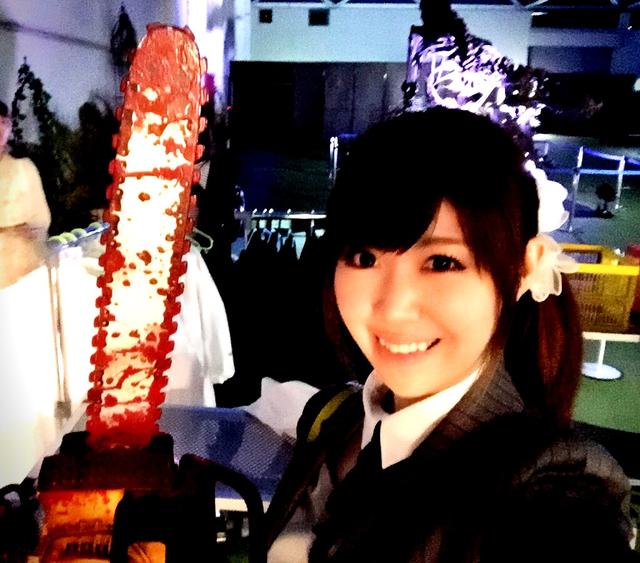 画像: 撮影エリアもあります。1番好きな恐竜のからだの中がみれて満足な生田晴香。