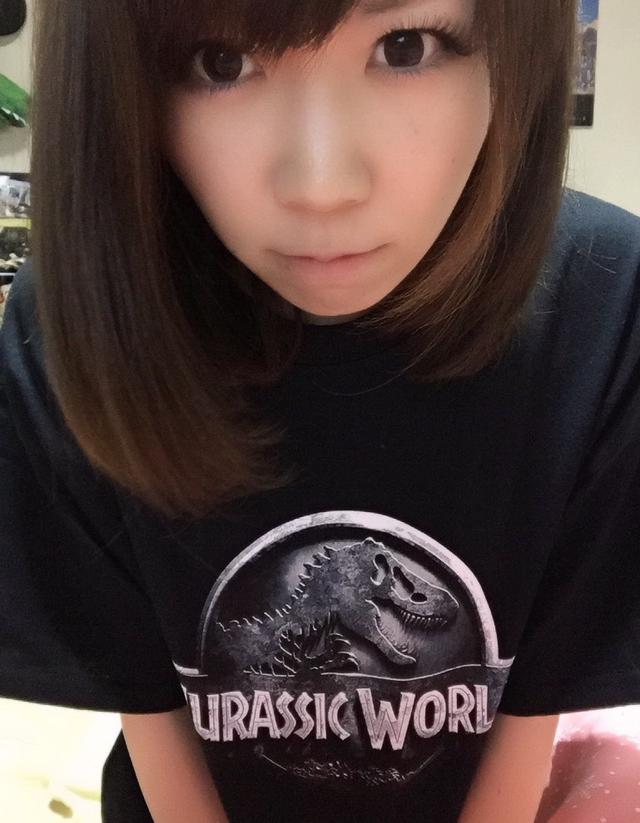 画像: 懸賞で当たったジュラシックワールドTシャツを着る生田晴香。